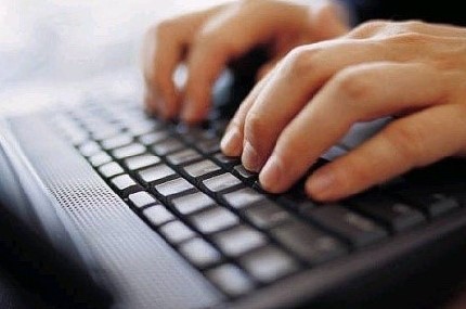 2 Cara Membersihkan Keyboard Laptop [AMAN, MUDAH]