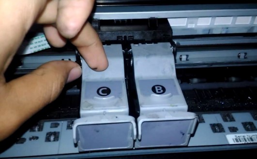 cara mencairkan tinta printer yang kering untuk membersihkan cartridge secara manual