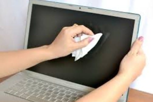 Cara membersihkan Layar Laptop
